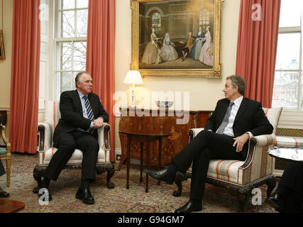 Le premier ministre de l'Islande, Halldor Asgrimsson (L), s'entretient avec le Premier ministre britannique Tony Blair (R) au 10 Downing Street, Londres, le mercredi 22 février 2006. Regardez l'histoire des PA. APPUYEZ SUR ASSOCIATION photo. Le crédit d'image devrait se lire: Richard Lewis/EPA Rota/PA Banque D'Images