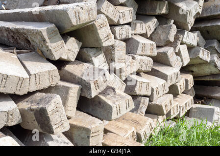 Des piles de renforcement du béton utilisé pour les fondations des piliers dans la construction et l'industrie du bâtiment Banque D'Images