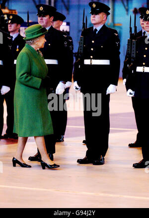 La reine Elizabeth II de Grande-Bretagne lors d'une visite à la RAF Marham, Norfolk, le mardi 31 2006 janvier. Voir PA Story ROYAL Marham PRESS ASSOCIATION PHOTO. Le crédit photo devrait être Chris Radburn/PA Banque D'Images