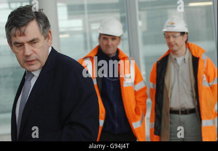 Gordon Brown, chancelier de l'Échiquier britannique, rencontre des ouvriers du bâtiment au nouveau terminal Eurostar de Stratford, est de Londres, le mardi 31 janvier 2006. Il a également vu le site des Jeux Olympiques de Londres en 2012. APPUYEZ SUR ASSOCIATION photo. Crédit photo devrait se lire: Stefan Rousseau Banque D'Images