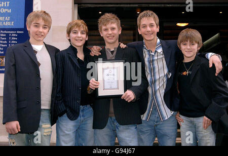 (De gauche à droite) Liam Mower, Leon Cooke, George Maguire, James Lomas et Travis Yates, qui ont tous la vedette comme Billy Elliot (sur une base de rota).Billy Elliot a remporté le prix de la meilleure comédie musicale aux critiques Circle Theatre Awards, qui ont eu lieu aux critiques Circle Theatre Awards, au Prince of Wales Theatre, dans le centre de Londres, le mardi 31 janvier 2006.APPUYEZ SUR ASSOCIATION PHOTO.Le crédit photo devrait se lire comme suit : Ian West/PA Banque D'Images