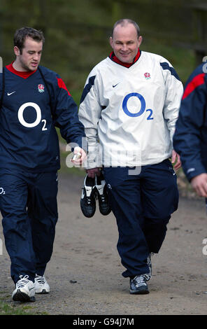 James Simpson-Daniel et Andy Robinson, entraîneur d'Angleterre, arrivent pour l'entraînement Banque D'Images