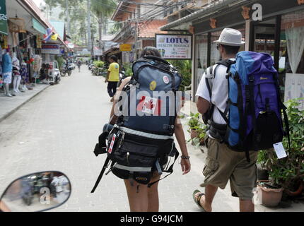 Backpackers à Hat Sai Ri sur son île de Ko Tao dans le golfe de Thaïlande au sud-est de la Thaïlande en Southeastasia. Banque D'Images