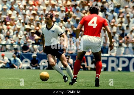 De gauche à droite : Franz Beckenbauer, Allemagne de l'Ouest et Alan Mullery, Angleterre Banque D'Images