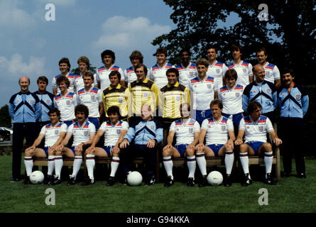 Ron Greenwood, directeur de l'Angleterre (assis au centre) et Sqaud, sa coupe du monde d'Angleterre de 1982, ont photographié avant d'aller en Espagne. (Rangée arrière gauche-droite) Bryan Robson, Tony Woodcock, Steve Foster, Glenn Hoddle, Peter withe, Viv Anderson, Trevour Brooking, Paul Mariner et Ray Wilkins. (Rangée du milieu gauche-droite), rue Fred (physio), Geoff Hurst (entraîneur adjoint), Graham Rix, Phil Thompson, Ray Clemence, Joe Corrigan, Peter Shilton, Terry Butcher, Steve Coppell, Don Howe (entraîneur) et Norman Medhurst (entraîneur adjoint). (Rangée avant gauche-droite) Kenny Sanson, Terry McDermott, Kevin Keegan, Ron Greenwood Banque D'Images