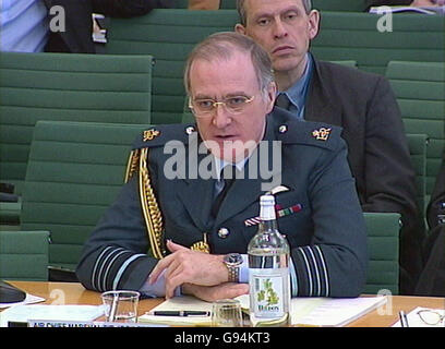 Le maréchal en chef de l'air Sir Jock Stirrup GCB, Chef d'état-major de la Force aérienne, prononce une allocution devant le Comité spécial de la Chambre des communes sur le projet de loi sur les forces armées, à Londres, le jeudi 9 février 2006. APPUYEZ SUR ASSOCIATION photo. Le crédit photo devrait se lire comme suit : PA Banque D'Images