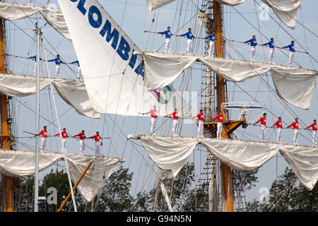 Port d'Amsterdam, Pays-Bas Noord-Holland- Août 19-08-2015 Les marins sur les mâts de la Tall Ship Arc Gloria de Colombie Banque D'Images