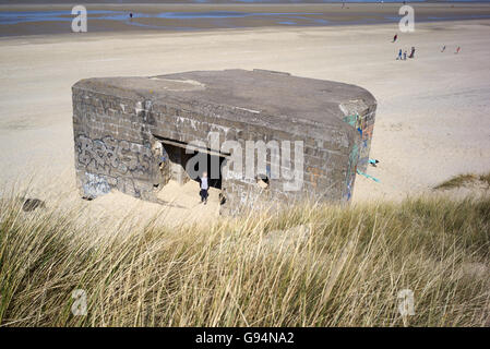 Vieux bunkers allemands DE LA SECONDE GUERRE MONDIALE et canons à Bray Dunes à Dunkerque, France Banque D'Images