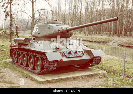 Char moyen soviétique T-34-85 de la seconde guerre mondiale. Plus grande campagne de guerre du 20e siècle. Filtre photo jaune. Exposés armored tank. Banque D'Images