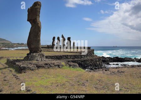 Tahai moai statues en pierre ou à Hanga Roa la capitale de l'île de Pâques ou rapa nui Banque D'Images