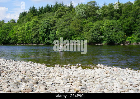 La pêche au saumon sur la rivière Lochy, Fort William, Écosse, Royaume-Uni. Banque D'Images