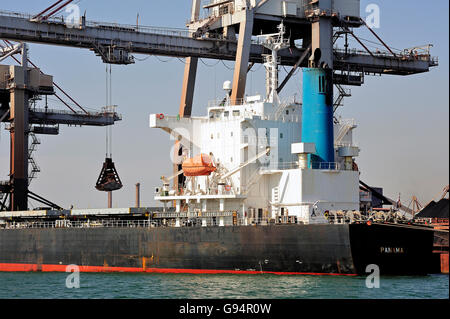 Le déchargement d'un cargo de minerai pour l'acier-works à Fos-sur-Mer à côté de Marseille. Banque D'Images