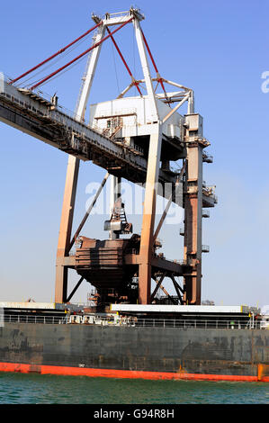 Le déchargement d'un cargo de minerai pour l'acier-works à Fos-sur-Mer à côté de Marseille. Banque D'Images