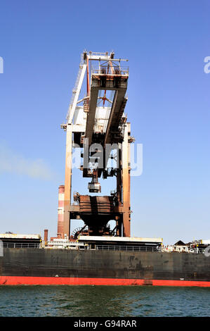 Le déchargement d'un cargo de minerai pour l'acier-works à Fos-sur-Mer à côté de Marseille. Banque D'Images