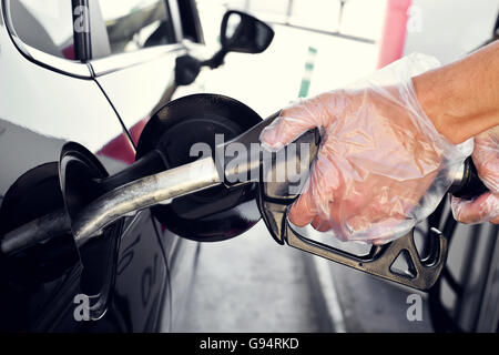 Libre d'un jeune homme de race blanche de remplir le réservoir d'une voiture Banque D'Images