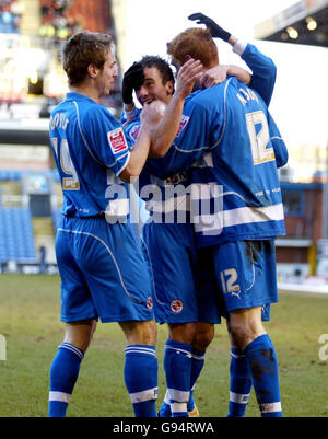 Dave Kitson (R), de Reading, célèbre avec ses coéquipiers après avoir obtenu son score contre Burnley lors du match de championnat Coca-Cola à Turf Moor, Burnley, le samedi 4 mars 2006. APPUYEZ SUR ASSOCIATION photo. Le crédit photo devrait être le suivant : Clint Hughes/PA. PAS D'UTILISATION DU SITE WEB DU CLUB OFFICIEUX. Banque D'Images