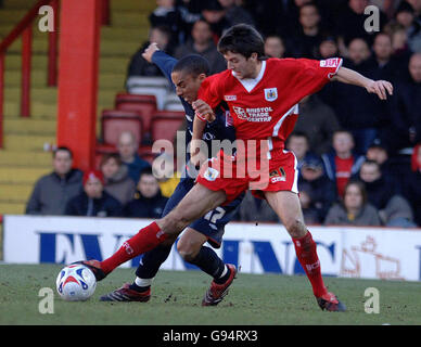 Cole Skuse de Bristol City combat avec James Perch (R) de la forêt de Nottingham pour le ballon lors du match de la Ligue 1 à Ashton Gate, Bristol, le samedi 4 mars 2006. APPUYEZ SUR ASSOCIATION photo. Le crédit photo devrait se lire: Neil Munns/PA. PAS D'UTILISATION DU SITE WEB DU CLUB OFFICIEUX. Banque D'Images