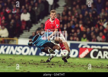 Football - FA Carling Premiership - Nottingham Forest / Aston Villa.Julian Joachim d'Aston Villa (à gauche) marque le but d'égalisation alors que Jon Olav Hjelde de Nottingham Forest (à droite) tente du défier Banque D'Images