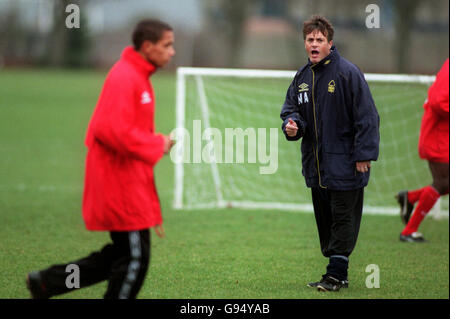 Soccer - FA Carling Premiership - Dave Bassett, directeur forestier de Nottingham, a été mis à sac.Micky Adams, directeur intérimaire de Nottingham Forest, prend une formation Banque D'Images