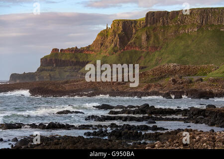 La Chaussée des géants dans le comté d'Antrim en Irlande du Nord. Site du patrimoine mondial de l'UNESCO. Banque D'Images