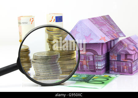 Real estate concept avec Euro bill House et dépenses en vertu de loupe Banque D'Images