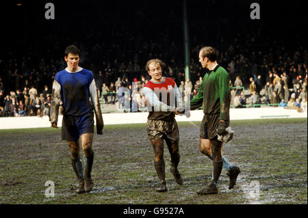 Football - football League Division One - Burnley v Sheffield Wednesday. l-r Sheffield Wednesday's Alan Warboys, Ralph Coates de Burnley et le gardien de but du mercredi Peter Springett Banque D'Images