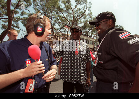 Martin Brundle, commentateur d'ITV, plaisanta avec Frank Bruno et le propriétaire des flèches, le prince Malik ADO Ibrahim après l'avoir interrogé sur la grille. Banque D'Images