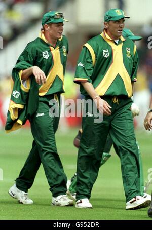 Allan Donald et Shaun Pollock, en Afrique du Sud, sont de retour Le pavillon après avoir capturé neuf des bickets australiens elles Banque D'Images