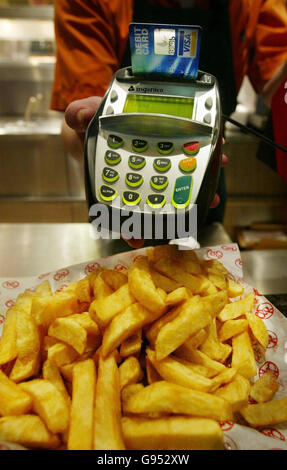 Les jetons sont achetés à Harry Ramsdens à Édimbourg, le mardi 14 février 2006, avec une carte à puce et une carte à code PIN, car les consommateurs qui signent encore pour des achats sont avertis que leurs cartes pourraient être refusées à partir de minuit ce soir.Le groupe de paiements APACS a averti les gens avec des cartes à puce et à code PIN que les détaillants pourraient refuser d'accepter leurs cartes à partir de minuit s'ils ne connaissent pas leur code PIN.Voir PA Story MONEY PIN.APPUYEZ SUR ASSOCIATION photo.Le crédit photo devrait se lire comme suit : David Cheskin/PA. Banque D'Images