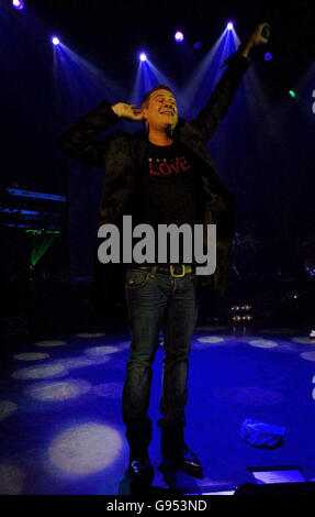 Lee Ryan en concert, au Shepherds Bush Empire, à l'ouest de Londres, le mardi 14 février 2006. APPUYEZ SUR ASSOCIATION photo. Le crédit photo devrait se lire: Steve Parsons/PA Banque D'Images