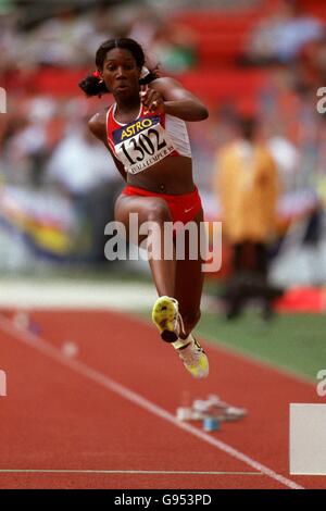 Athlétisme - 16e Jeux du Commonwealth - Kuala Lumpur, Malaisie - Triple Jump final pour femmes. Ashia Hansen, d'Angleterre, sur le chemin de la médaille d'or Banque D'Images