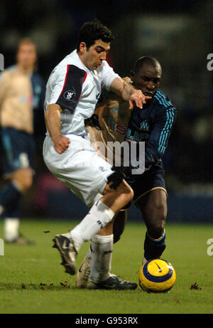 Football - coupe de l'UEFA - Round de 32 - première étape - Bolton Wanderers / Olympique Marseille - Reebok Stadium.Tal Ben Haim de Bolton Wanderers et Mamadou Niang de l'Olympique de Marseille Banque D'Images