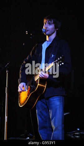 James Blunt se produit sur scène aux Brit Awards 2006, à Earls court, dans l'ouest de Londres, le mercredi 15 février 2006. Voir l'histoire de PA SHOWBIZ Bits. APPUYEZ SUR ASSOCIATION photo. Le crédit photo devrait se lire: Yui Mok/PA Banque D'Images