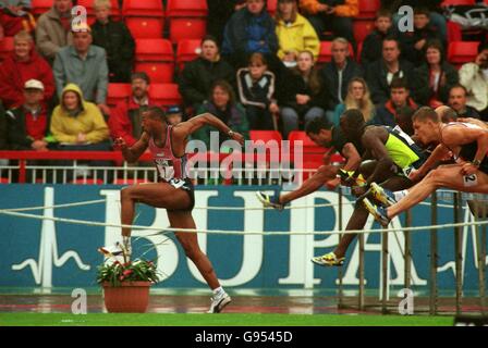 Athlétisme - Jeux BUPA - Gateshead - 110 m haies pour hommes. Colin Jackson (à gauche) mène les 110m haies Banque D'Images