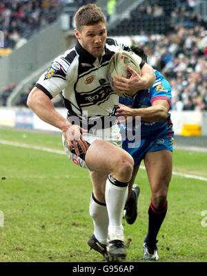 Kirk Yeaman du FC Hull sur son chemin pour marquer une tentative contre Wakefield lors du match de la Super League engage au Kingston Communications Stadium, Hull, dimanche 19 février 2006.APPUYEZ SUR ASSOCIATION photo.Le crédit photo devrait se lire : John Jones/PA.***USAGE ÉDITORIAL SEULEMENT*** Banque D'Images