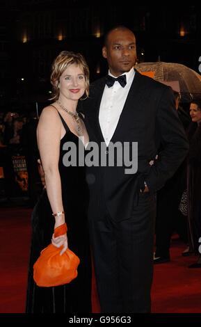 The Orange British Academy film Awards (BAFTAS) 2006 - Odeon Leicester Square.Colin Salmon et son épouse Fiona Hawthorne arrivent Banque D'Images