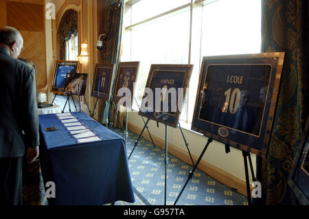 Soccer - FA Barclays Premiership - Chelsea Centenary Event - London Hilton.Chemises Chelsea exposées Banque D'Images