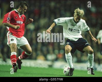 Allan Nielsen (à droite) de Tottenham Hotspur est suivi par Charlton Athletic Neil Redfearn (à gauche) Banque D'Images