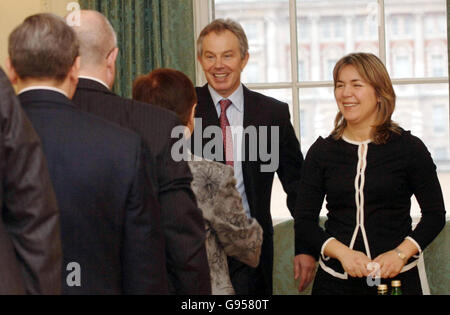 Le Premier ministre britannique Tony Blair accueille le jour d'ouverture d'une table ronde Royaume-Uni-Russie de haut niveau sur la politique non gouvernementale pour approfondir les relations entre le Royaume-Uni et la Russie, 10 Downing Street, jeudi 23 février 2006. APPUYEZ SUR ASSOCIATION photo. Le crédit photo devrait se lire comme suit : Stefan Rousseau/WPA Rota/PA. Banque D'Images