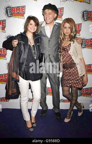 Bob Geldof avec ses filles Pixie (à gauche) et Peaches, qui arrivent pour les NME Awards 2006, au Hammersmith Palais, à l'ouest de Londres, le jeudi 23 février 2006.Voir PA Story SHOWBIZ NME.APPUYEZ SUR ASSOCIATION photo.Le crédit photo devrait se lire comme suit : Yui Mok/PA Banque D'Images