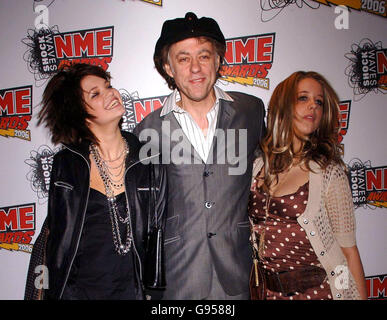 Bob Geldof avec ses filles Pixie (à gauche) et Peaches, qui arrivent pour les NME Awards 2006, au Hammersmith Palais, à l'ouest de Londres, le jeudi 23 février 2006.Voir PA Story SHOWBIZ NME.APPUYEZ SUR ASSOCIATION photo.Le crédit photo devrait se lire comme suit : Yui Mok/PA Banque D'Images