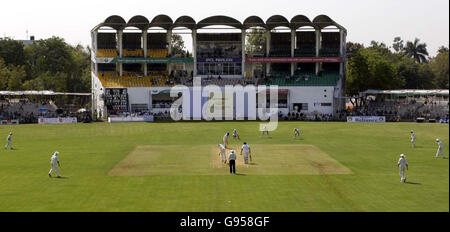 Terrain d'Angleterre pendant la deuxième journée du match de tournée contre le XI du président du conseil d'administration indien au terrain de cricket de l'IPCL, Baroda, Inde, vendredi 24 février 2006. Voir PA Story CRICKET England. APPUYEZ SUR ASSOCIATION photo. Crédit photo devrait se lire: Rebecca Naden/PA. Banque D'Images