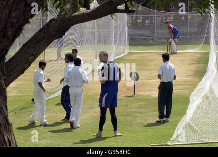 Kevin Pietersen, en Angleterre, regarde le capitaine Michael Vaughan pratiquer dans les filets comme son équipe de terrain pendant la deuxième journée du match de tournée contre le XI du président du conseil d'administration indien au terrain de cricket de l'IPCL, Baroda, Inde, le vendredi 24 février 2006. Voir PA Story CRICKET England. APPUYEZ SUR ASSOCIATION photo. Crédit photo devrait se lire: Rebecca Naden/PA. ***- PAS D'UTILISATION DE TÉLÉPHONE MOBILE*** Banque D'Images