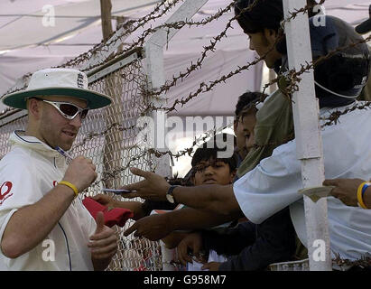 Le premier Matt d'Angleterre signe des autographes pendant le deuxième jour du match de tour contre le XI du président du conseil d'administration indien au terrain de cricket de l'IPCL, Baroda, Inde, vendredi 24 février 2006. Voir PA Story CRICKET England. APPUYEZ SUR ASSOCIATION photo. Crédit photo devrait se lire: Rebecca Naden/PA. Banque D'Images