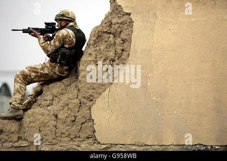 Caporal Chris Burns, 21 ans, du 39 Engineer Regiment, en patrouille à Kandahar, dans le sud de l'Afghanistan, le vendredi 24 février 2006. Les pertes britanniques dans le déploiement à venir dans le sud de l'Afghanistan sont un « risque » et pour lequel les troupes sont prêtes, a déclaré aujourd'hui l'officier en charge des opérations préliminaires. Des centaines d'ingénieurs et de marines sont actuellement à Lashkar, dans la province de Helmand, et construisent une base pour plus de 2,000 soldats qui devraient être en place d'ici la fin du mois de juin. Voir l'histoire de l'AP DÉFENSE Afghanistan. APPUYEZ SUR ASSOCIATION photo. La photo devrait se lire : Cathal McNaughton/PA Banque D'Images