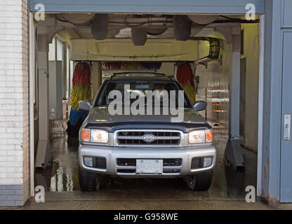 La sortie d'un Car Wash qui est une installation utilisée pour nettoyer l'extérieur des véhicules à moteur. 10 519 SCO. Banque D'Images