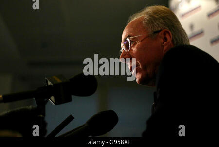 Le directeur de l'Angleterre, Sven-Goran Eriksson, s'entretient avec les médias lors d'une conférence de presse au siège social de la FA, Soho Square, Londres, le vendredi 24 février 2006. Eriksson insiste sur le fait que la porte est ouverte pour que les joueurs marginaux gagnent leur place à la coupe du monde de cet été. Le Suédois, qui se déposera après le tournoi en Allemagne, n'a « aucune idée » qui lui succédera à l'avenir et admet qu'il n'a aucun intérêt à assumer ce rôle. Voir PA Story FOOTBALL England. APPUYEZ SUR ASSOCIATION photo. Le crédit photo devrait se lire: Chris Young/PA. Banque D'Images