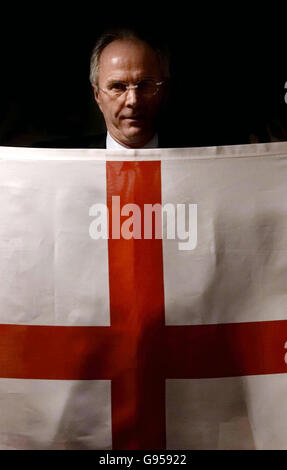 Sven-Goran Eriksson, directeur de l'Angleterre, pose avec un drapeau à la suite d'une conférence de presse le siège social de la FA, Soho Square, Londres, vendredi 24 février 2006.Eriksson insiste sur le fait que la porte est ouverte pour que les joueurs marginaux gagnent leur place à la coupe du monde de cet été.Le Suédois, qui se déposera après le tournoi en Allemagne, n'a « aucune idée » qui lui succédera à l'avenir et admet qu'il n'a aucun intérêt à assumer ce rôle.Voir PA Story FOOTBALL England.APPUYEZ SUR ASSOCIATION photo.Le crédit photo devrait se lire: Chris Young/PA.. Banque D'Images