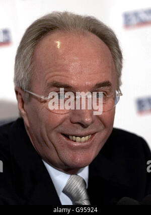 Le directeur de l'Angleterre, Sven-Goran Eriksson, s'entretient avec les médias lors d'une conférence de presse au siège social de la FA, Soho Square, Londres, le vendredi 24 février 2006. Eriksson insiste sur le fait que la porte est ouverte pour que les joueurs marginaux gagnent leur place à la coupe du monde de cet été. Le Suédois, qui se déposera après le tournoi en Allemagne, n'a « aucune idée » qui lui succédera à l'avenir et admet qu'il n'a aucun intérêt à assumer ce rôle. Voir PA Story FOOTBALL England. APPUYEZ SUR ASSOCIATION photo. Le crédit photo devrait se lire: Chris Young/PA. Banque D'Images