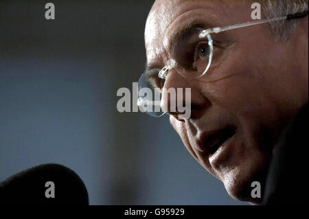 Le directeur de l'Angleterre, Sven-Goran Eriksson, s'entretient avec les médias lors d'une conférence de presse au siège social de la FA, Soho Square, Londres, le vendredi 24 février 2006. Eriksson insiste sur le fait que la porte est ouverte pour que les joueurs marginaux gagnent leur place à la coupe du monde de cet été. Le Suédois, qui se déposera après le tournoi en Allemagne, n'a « aucune idée » qui lui succédera à l'avenir et admet qu'il n'a aucun intérêt à assumer ce rôle. Voir PA Story FOOTBALL England. APPUYEZ SUR ASSOCIATION photo. Le crédit photo devrait se lire: Chris Young/PA. Banque D'Images